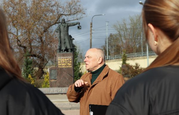 В преддверии празднования 80-летия Победы в Великой Отечественной войне для учащихся Центра «Интеллект» организован цикл экскурсий, посвящённых «Малой дороге жизни».